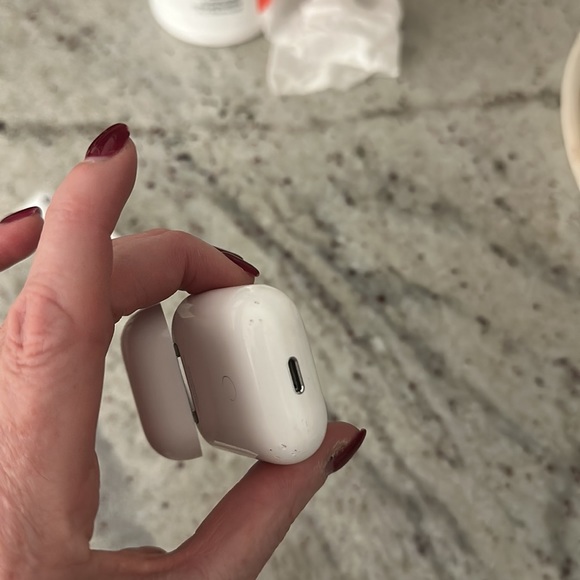 Apple AirPods with Charger 2nd Generation - Picture 7 of 8
